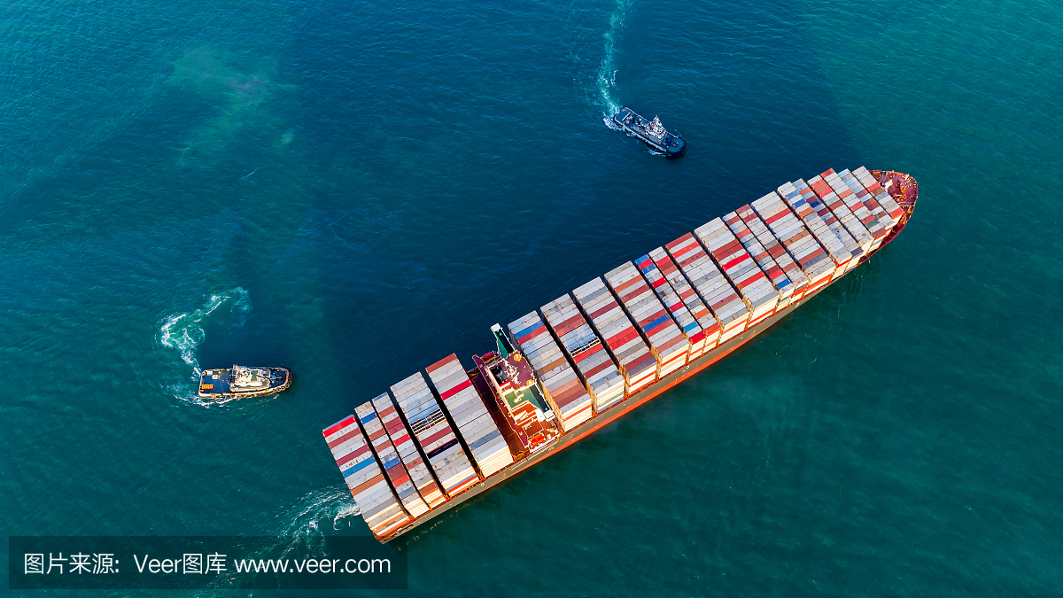 拖船拖着集装箱船到海港在起重机桥上卸货集装箱为物流进出口或运输的概念背景。