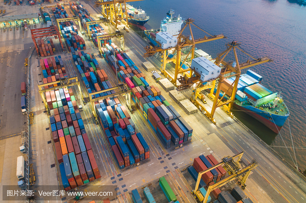 集装箱货轮的物流运输和货物与工作起重机桥在日出船厂,物流进出口和运输行业背景